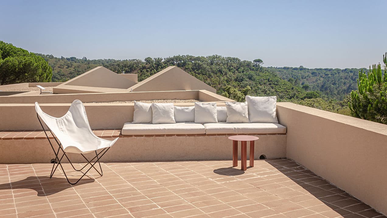 Terrace seating area with forest view at Cá na Serra holiday rental in Melides, Portugal