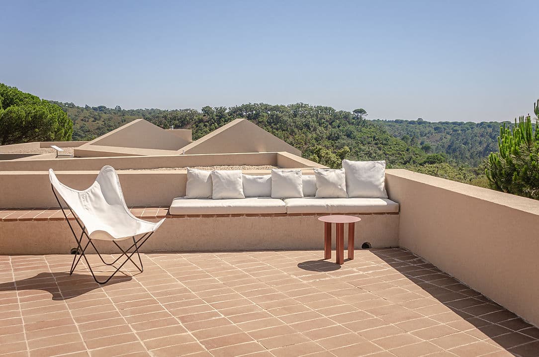 Terrace seating area with forest view at Cá na Serra holiday rental in Melides, Portugal