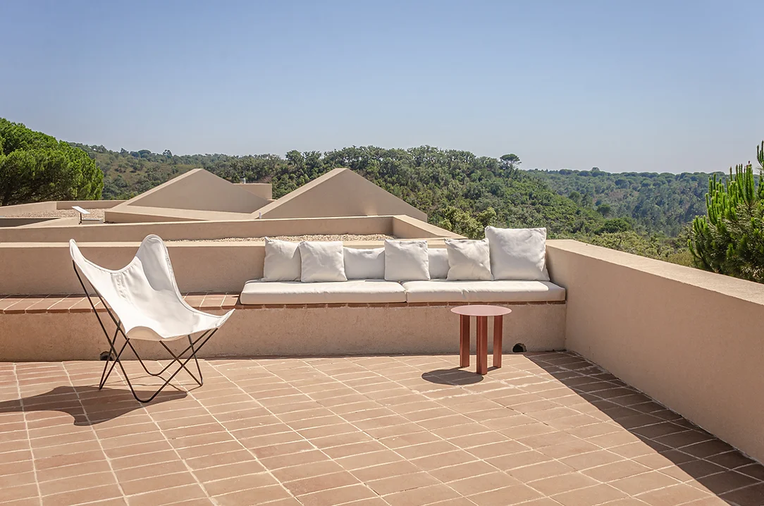 Terrace seating area with forest view at Cá na Serra holiday rental in Melides, Portugal