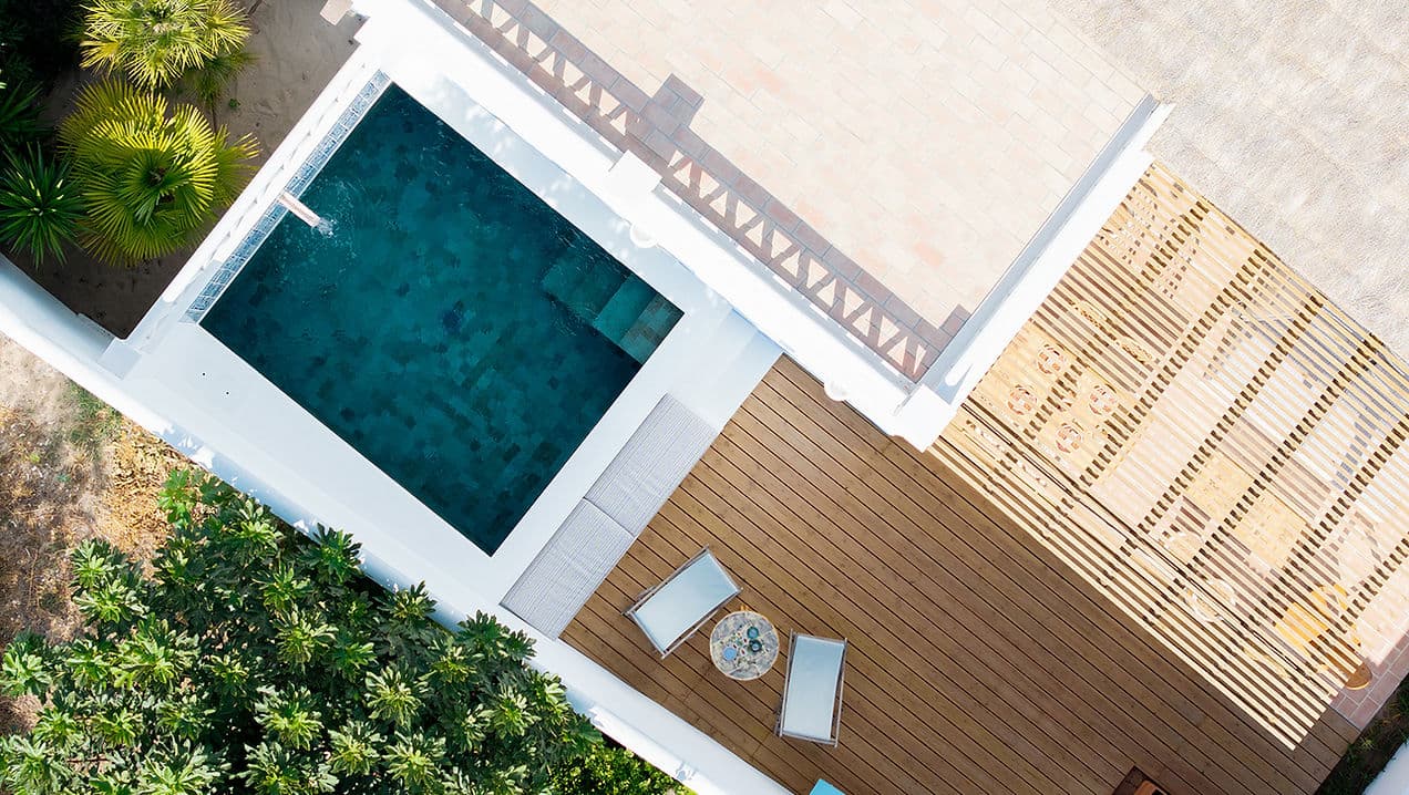 Private pool and sun terrace surrounded by lush greenery at Casa Mounette in Portugal