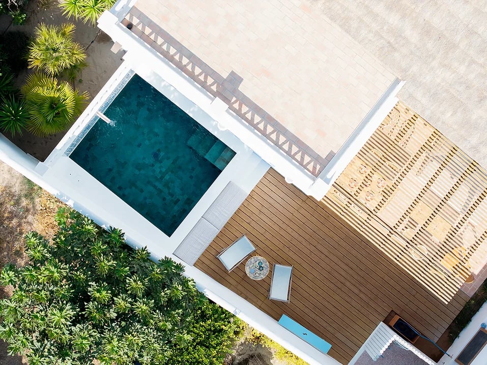 Private pool and sun terrace surrounded by lush greenery at Casa Mounette in Portugal
