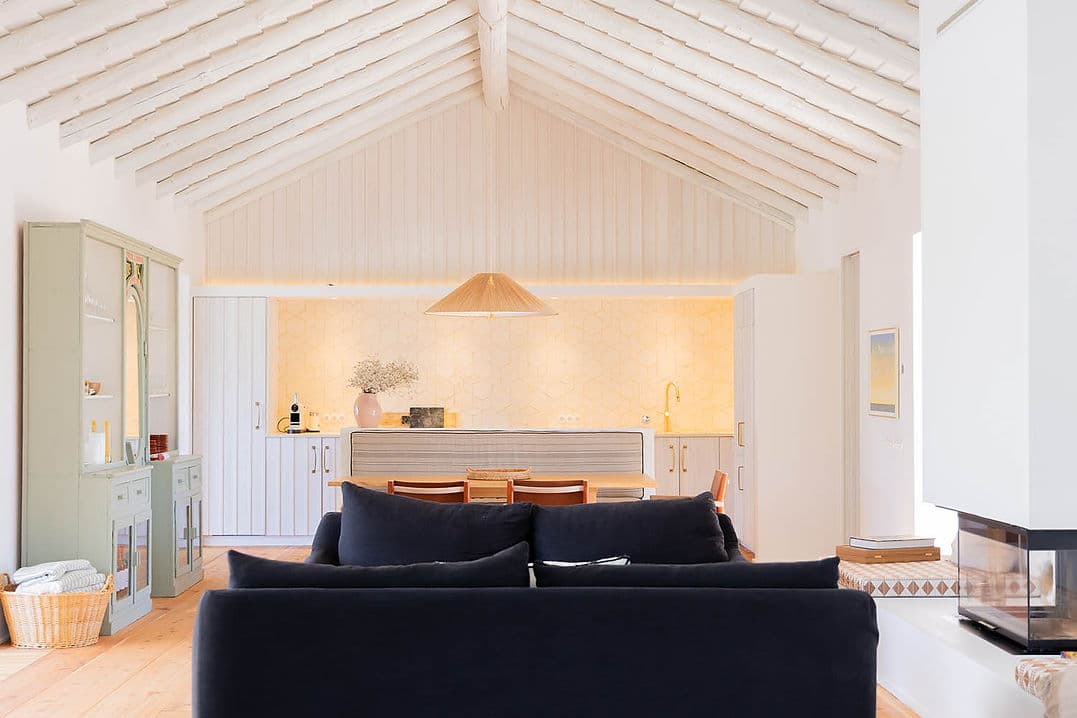 Open-plan living and kitchen area with vaulted ceiling and dining table at Casa AHA at Casa AHA!, Carvalhal / Comporta