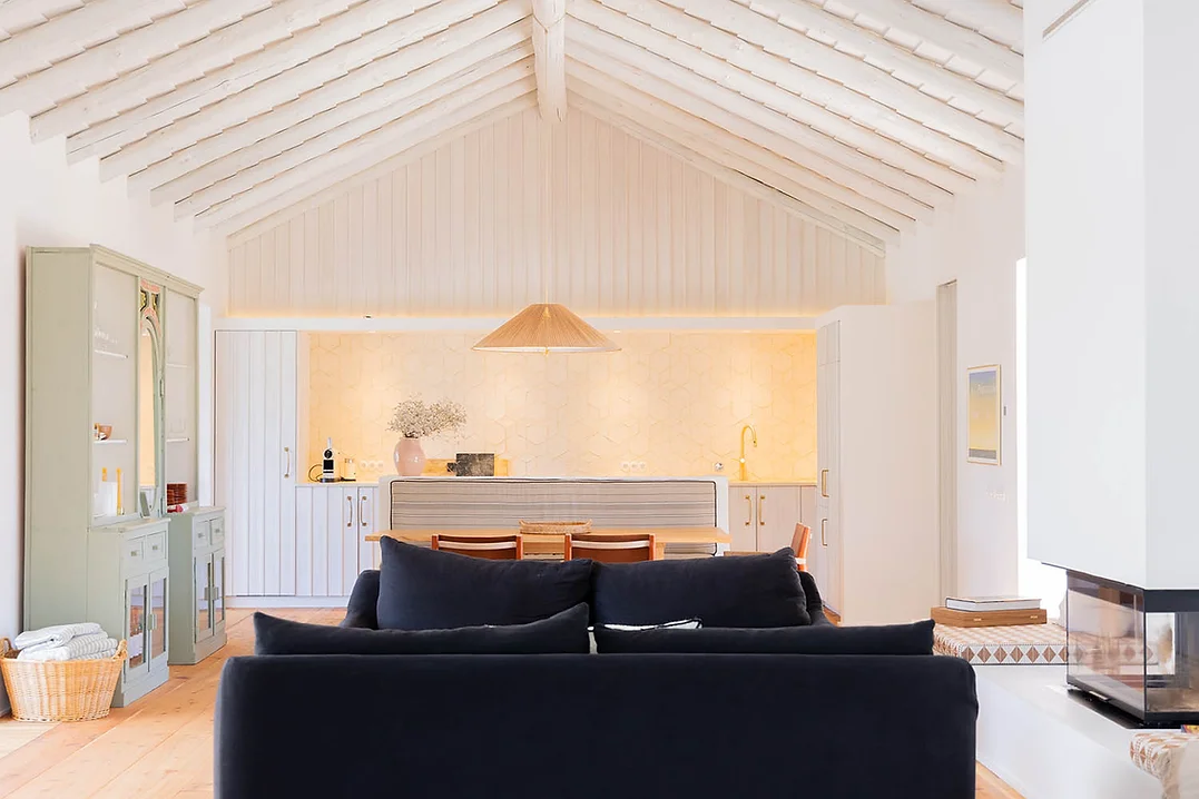Open-plan living and kitchen area with vaulted ceiling and dining table at Casa AHA at Casa AHA!, Carvalhal / Comporta