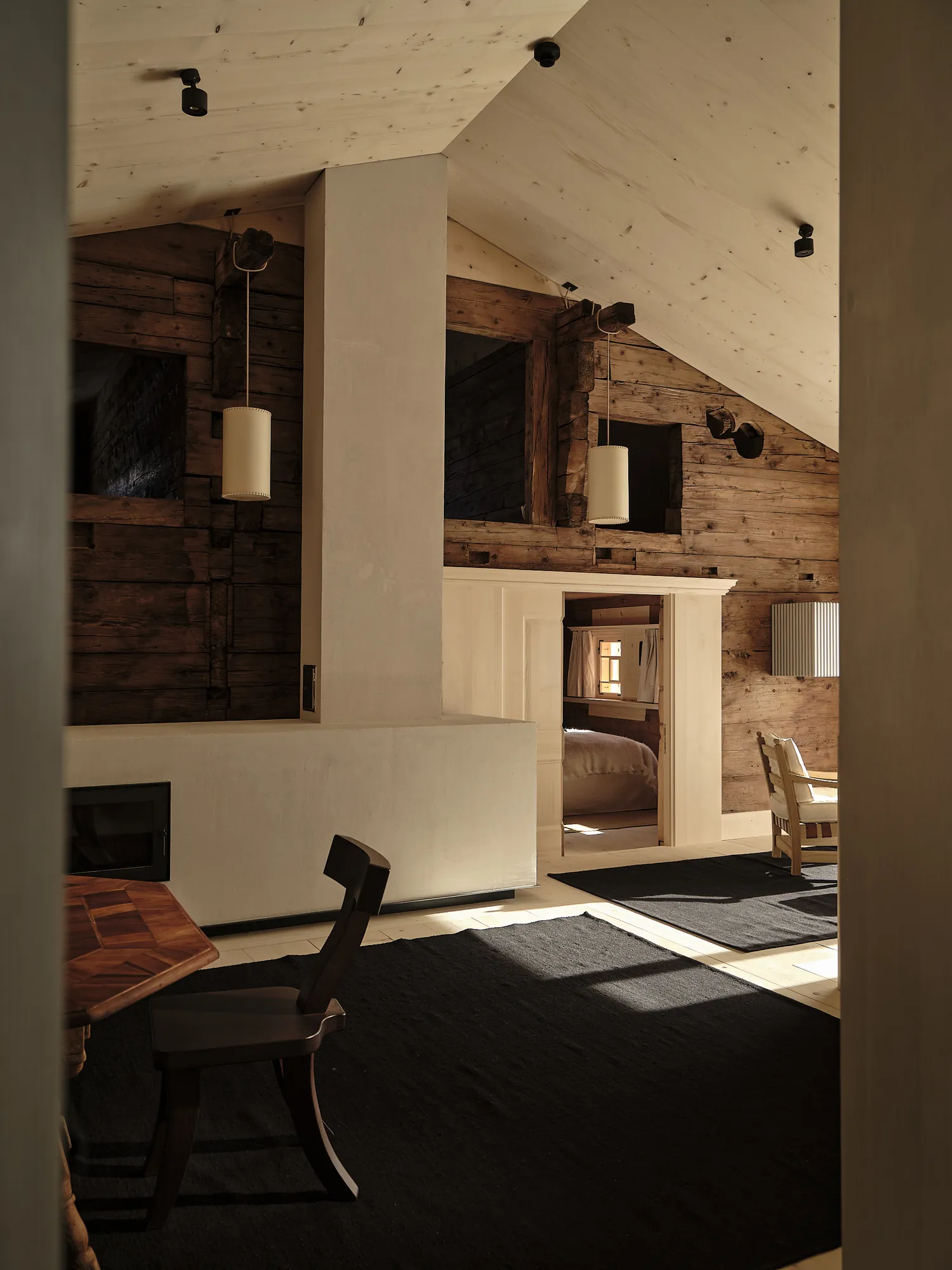 Rustic living room with vaulted ceiling and wood paneling at Rafter Lech Zug in Lech, Austria
